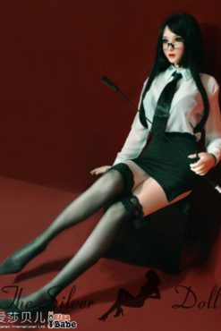 Soyama Mai con la cravatta