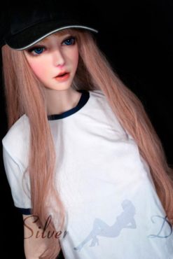 Sakurai Koyuki in maglietta bianca