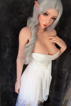 Suzuki Chiyo in vestito bianco