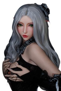 Suzuki Chiyo con capelli lunghi color cenere