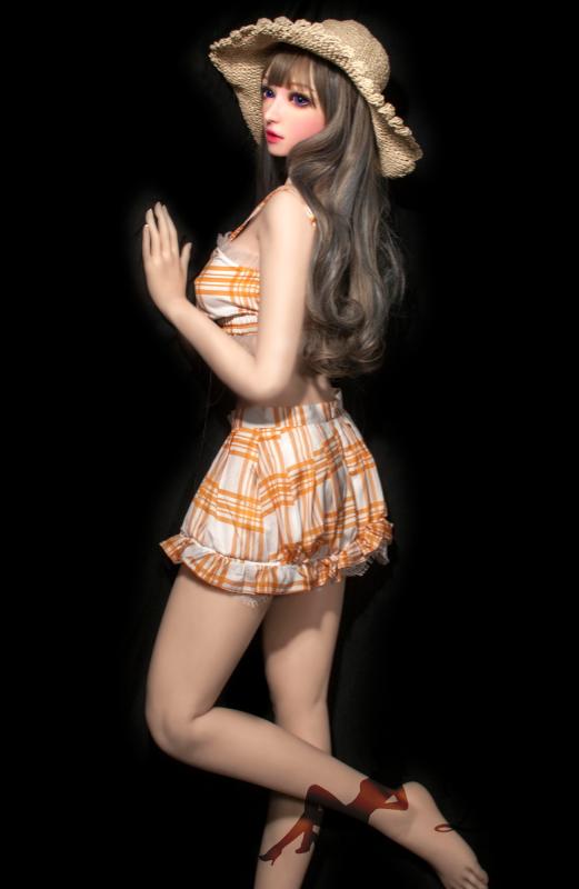 Chiba Hotaru con un cappello estivo