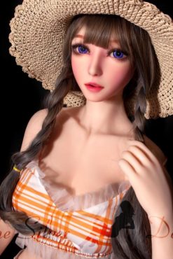 Chiba Hotaru con un cappello estivo