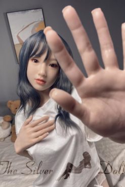 Cici en camiseta blanca