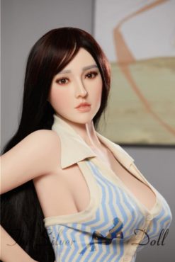 Katherine en gilet à rayures bleues