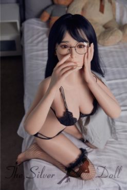 Ada brune avec les cheveux longs