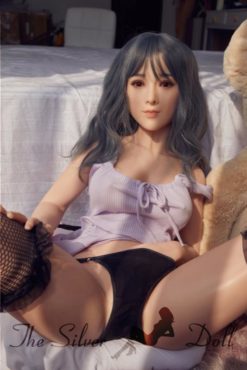 Ada en robe violette