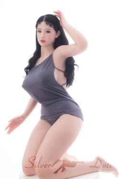 Jennie en robe très courte