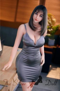 Miki si spoglia in ufficio