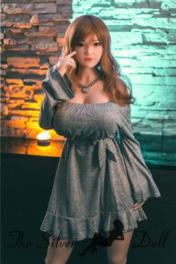 Sayoko en robe grise