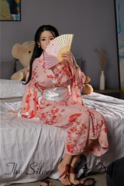 Rebecca in kimono rosa