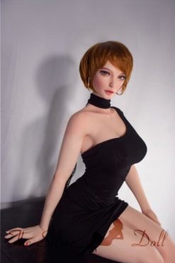 Ito Mariko en robe noire