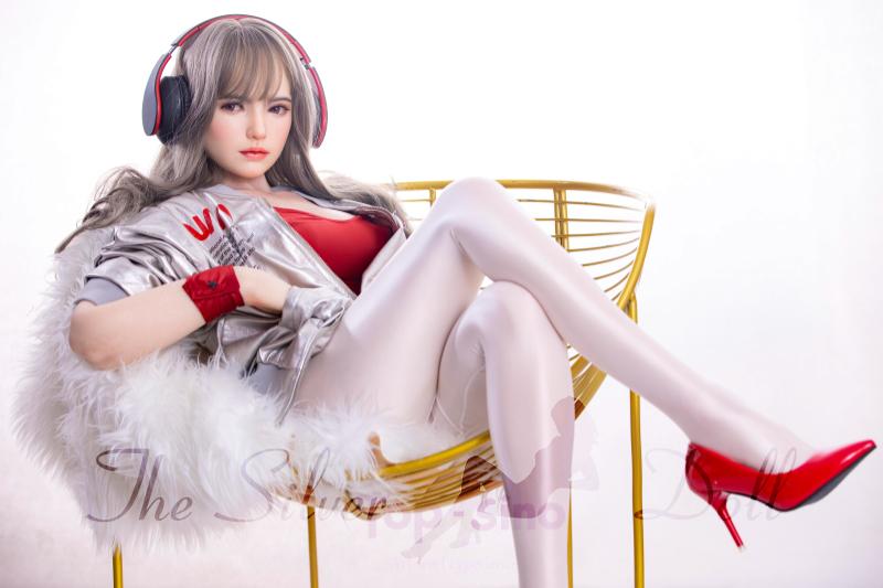 Miyin listening to music