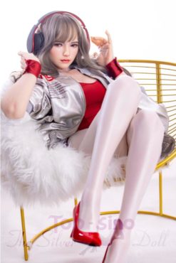 Miyin escuchando musica