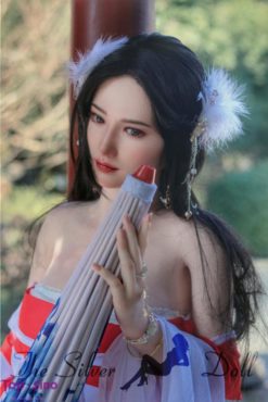 Mifei en traje tradicional chino