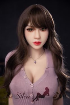 Kira avec de longs cheveux bruns