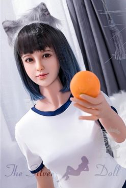 Milla avec un t-shirt blanc