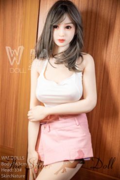 Meifeng nue dans la cuisine