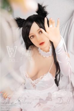 Anita morena en camisón blanco