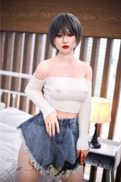 Elaina avec les cheveux courts