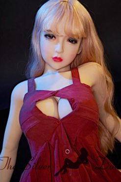 Chizue blonde en robe rouge