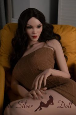 Polina con vestido marrón