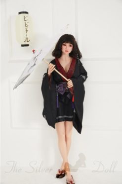 Aimee in kimono nero