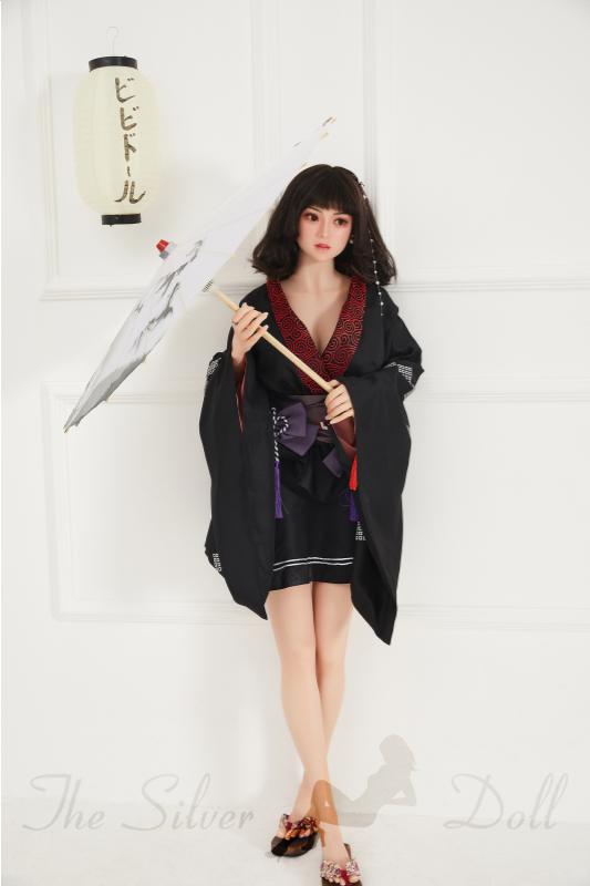 Aimee in kimono nero