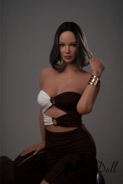 Charlize en vestido blanco y negro