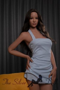 Valerie morena en su sillón amarillo