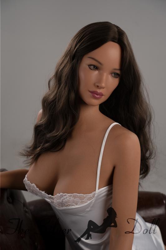 Charlize in camicia da notte bianca