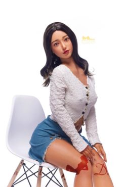 Miku en jupe de jeans et top blanc