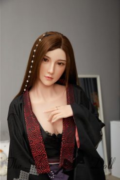 Tifa in camicia da notte giapponese nera