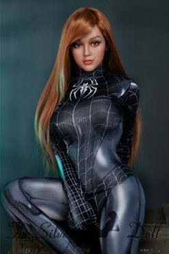 Sarah avec costume au thème des araignées