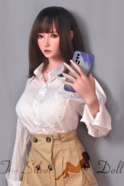 Fukada Ryoko with a mobile phone