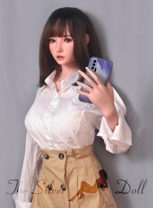 Fukada Ryoko with a mobile phone