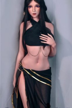 Kurai Ran in vestito nero