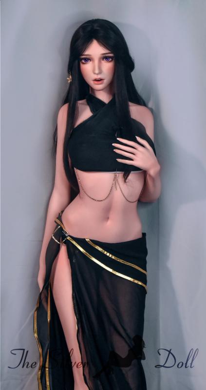 Kurai Ran in vestito nero