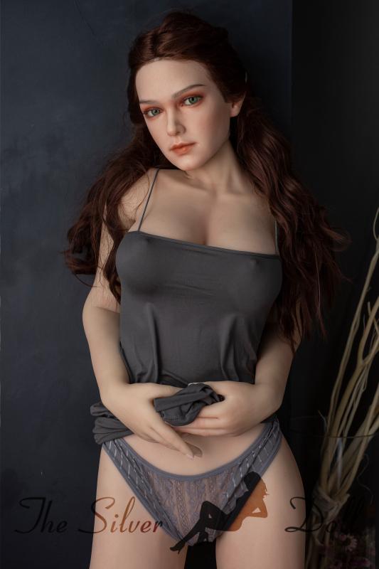 Vanesa in a grey dress