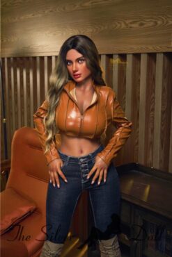 Luna in jeans e giacca arancione