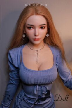 Nathalie en vestido azul