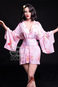 Kikuchi en kimono rosa