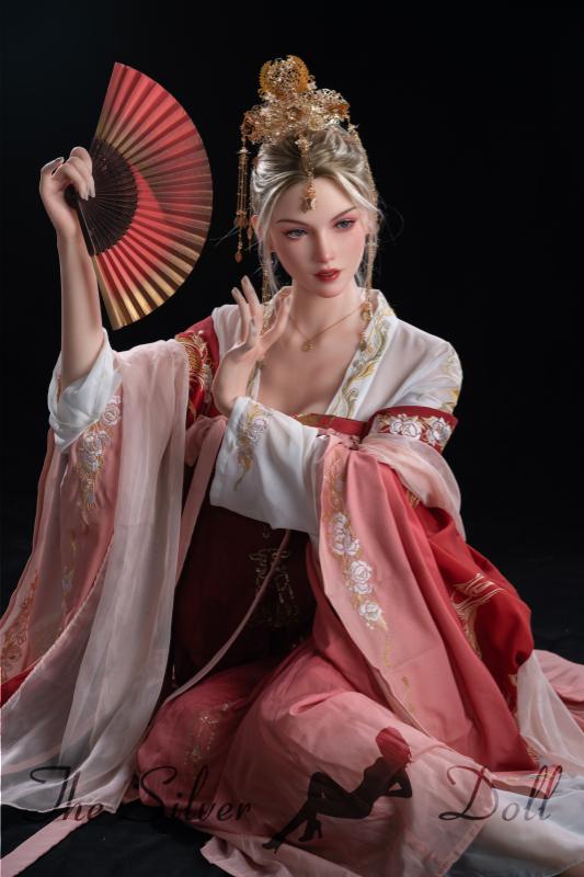 Eloise in traditional Chinese dress