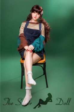 Miki Smile avec de longs cheveux noirs