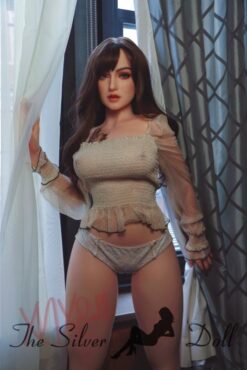 Georgina en petite culotte à la fenêtre