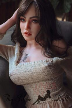 Georgina en petite culotte à la fenêtre