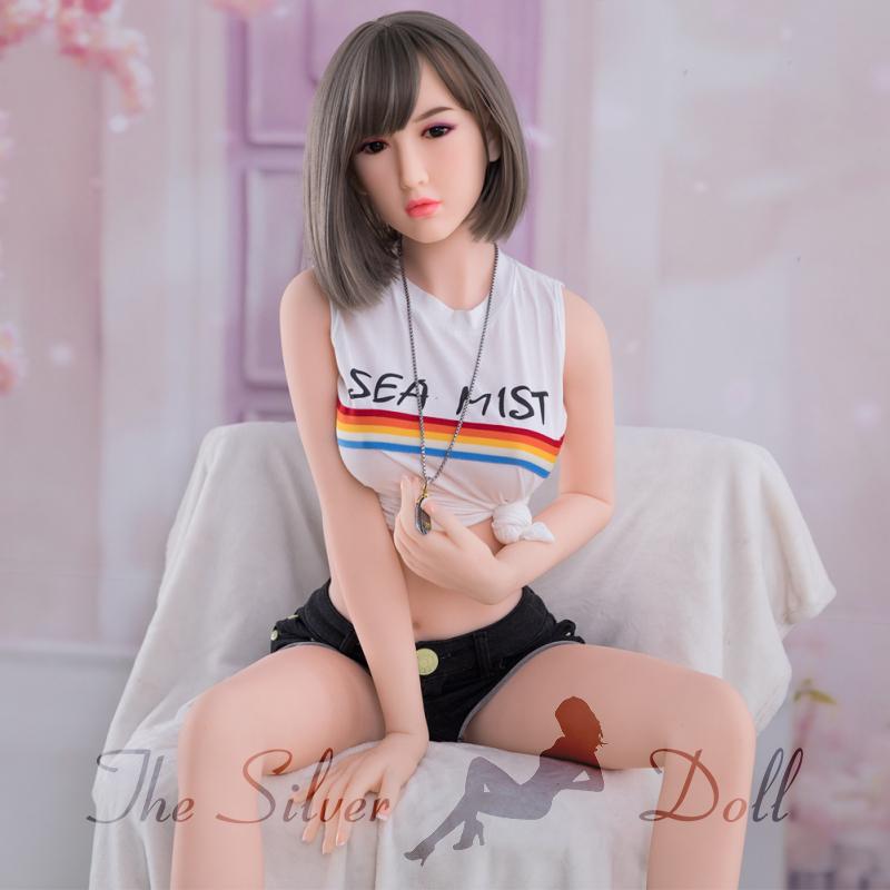 Zariah con un ciondolo