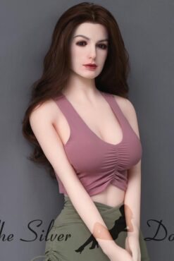 Eryn con capelli neri lunghi