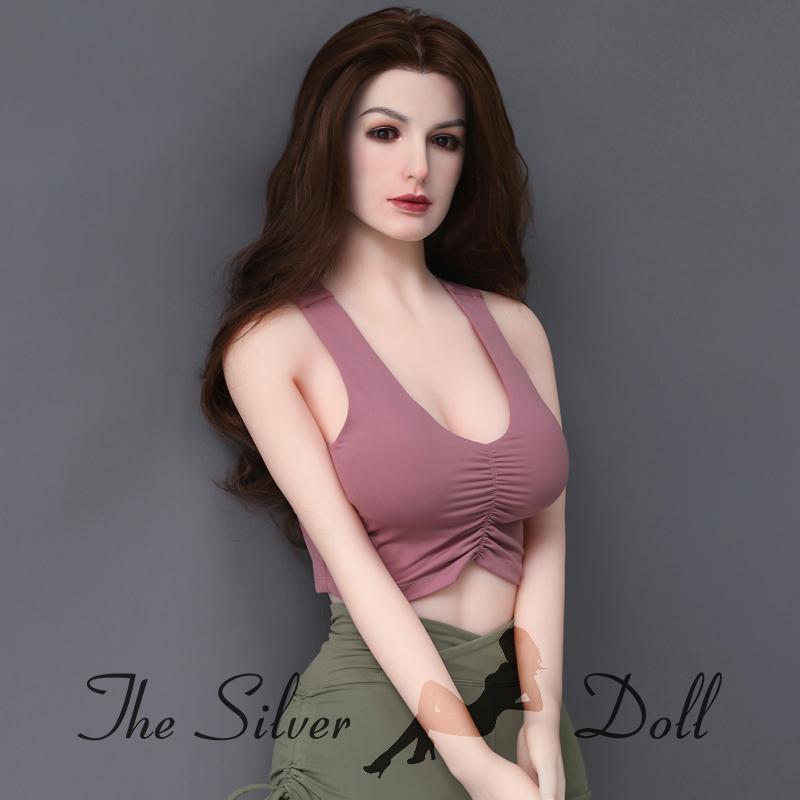 Eryn avec de longs cheveux noirs