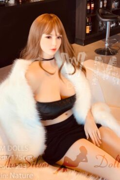 Pearl in minigonna nera