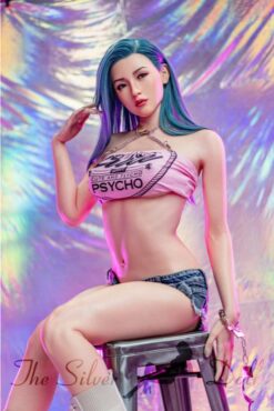 Jade en top rosa y botas blancas